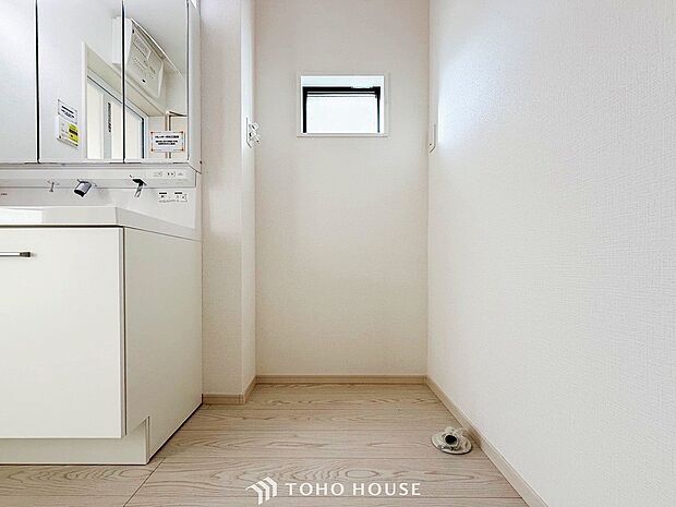 洗濯機を配置しても十分なスペースを確保しております。