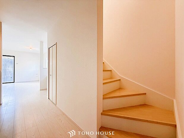 各フロアを結ぶ階段。集いの空間と一人の時間を楽しむプライベートルームをバランスよく繋いでいます。