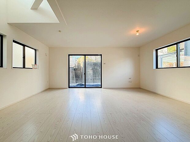 爽やかな色合いのフローリングと清潔感の溢れるクロスが明るい空間を創り出しているリビングダイニング。