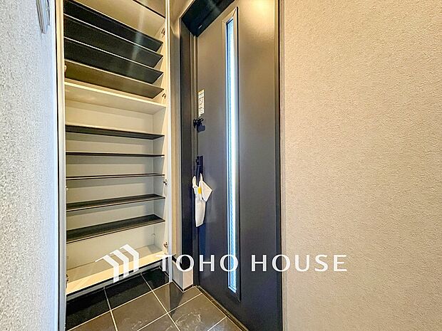 居住者の帰り、訪れる方を優しく迎えてくれる開放感のある玄関。