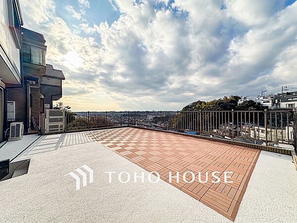 空を近くに、心地よい風を肌で感じることのできるバルコニー。