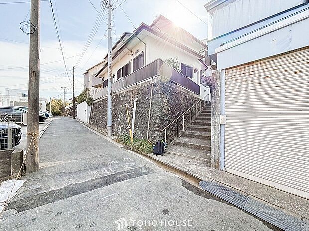 前面道路含む現地写真『快適』は「家」と「街」と「環境」が調和した時に訪れるだと改めて感じさせてくれます。