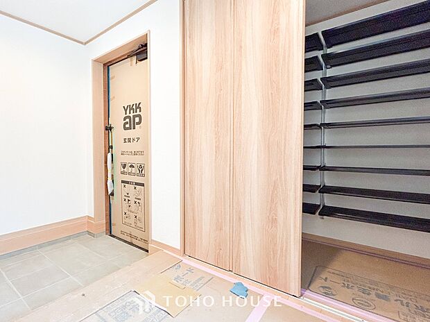 居住者の帰り、訪れる方を優しく迎えてくれる開放感のある玄関。