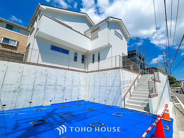 住む人を映し出す洗練された佇まいは、いつまでも輝き続けながらいつしか街の風景に溶け込んでいきます。