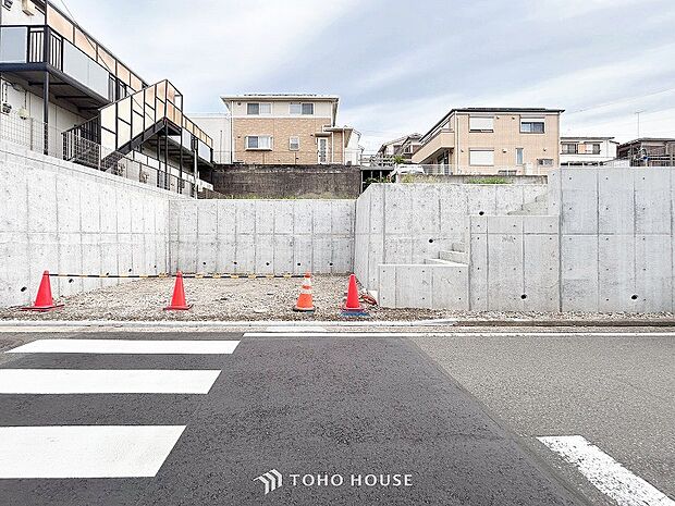 前面道路含む現地写真『快適』は「家」と「街」と「環境」が調和した時に訪れるだと改めて感じさせてくれます。