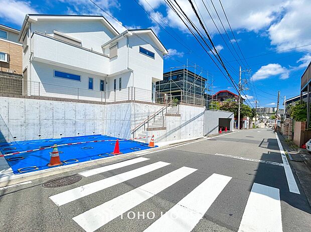 前面道路含む現地写真『快適』は「家」と「街」と「環境」が調和した時に訪れるだと改めて感じさせてくれます。