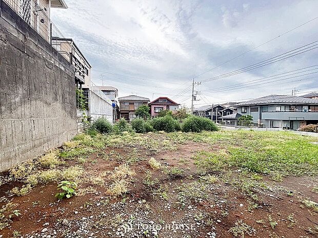 閑静な住宅街の陽当りに恵まれた土地。たくさんの想いが美しいカタチに彩られます。