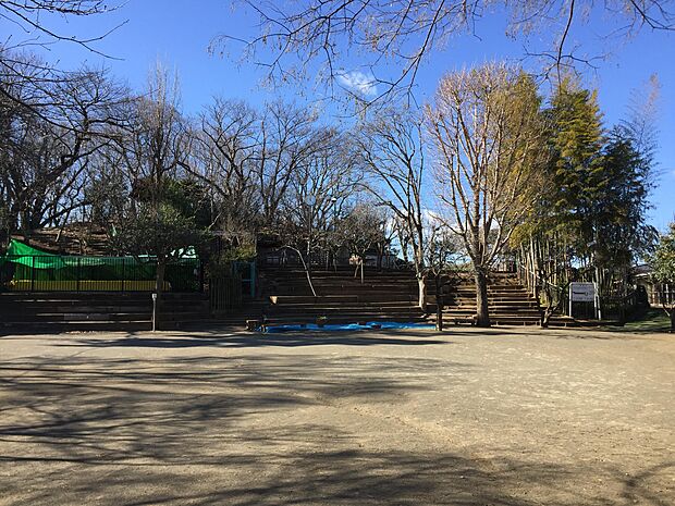 広い園地の中には自然豊かな雑木林、ヤギ牧場、畑などがあり、のびのびと園生活を過ごせます。