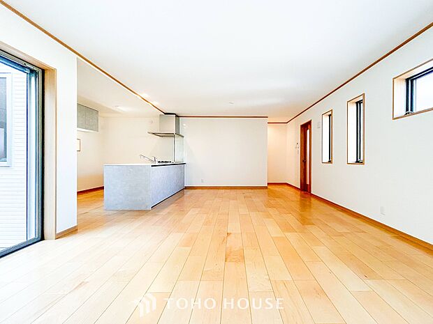 忙しい朝でも、しっかり家族が揃って食事をして頂けるゆとりある大きさのダイニングスペース。