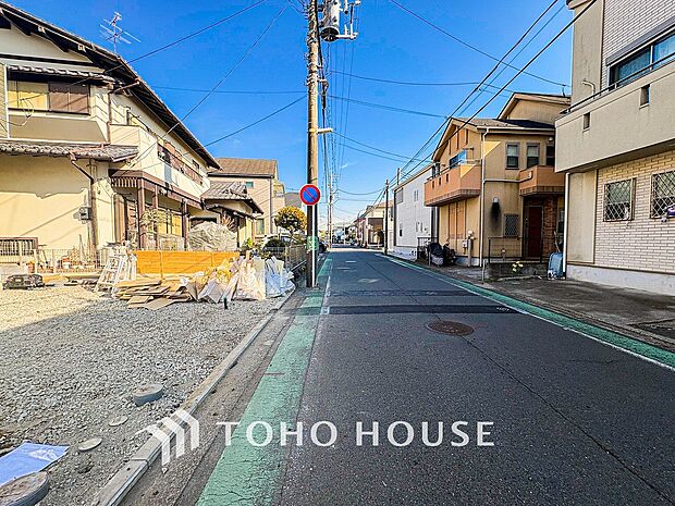前面道路含む現地写真『快適』は「家」と「街」と「環境」が調和した時に訪れるだと改めて感じさせてくれます。