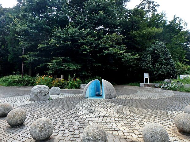 豊かな樹林を活かした公園となっており、アジサイの時期には見事な花を咲かせてくれます。