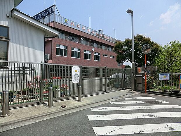 園庭が広く子供たちはのびのびと遊ぶことができます。給食で延長保育もあります。
