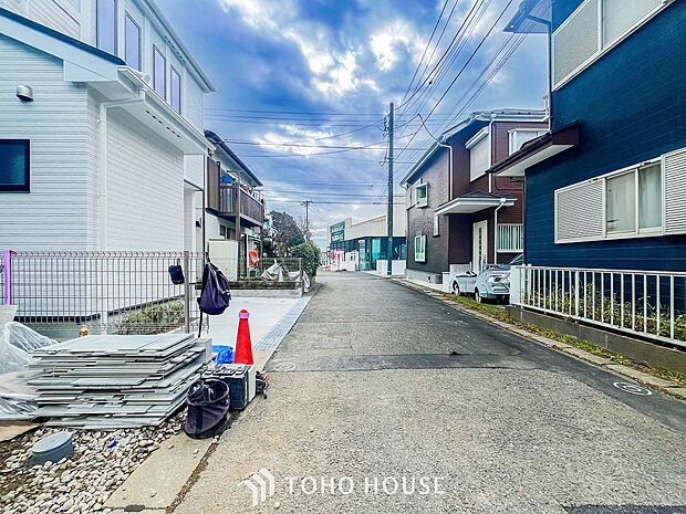 前面道路含む現地写真『快適』は「家」と「街」と「環境」が調和した時に訪れるだと改めて感じさせてくれます。