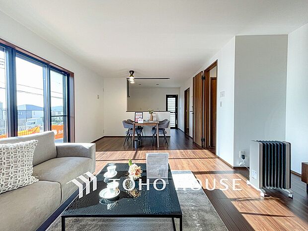 落ち着いた雰囲気に包まれた伸びやかな空間で、ゆったりと家族団らんの時間を過ごせます。