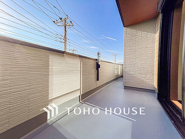 暮らしの中で光と風を演出してくれるバルコニー。