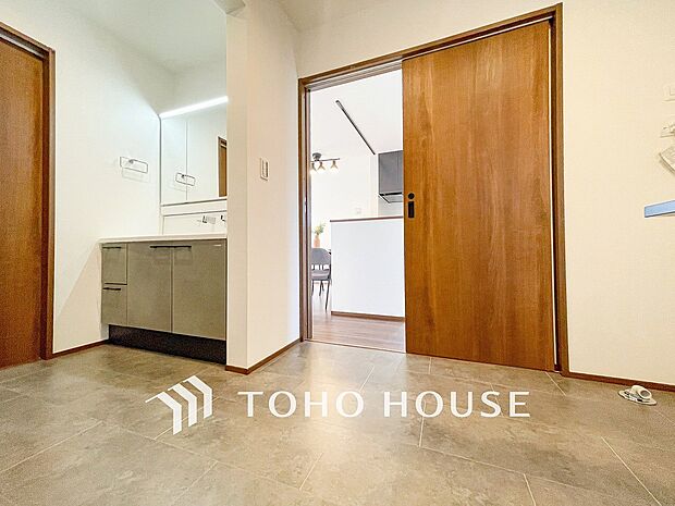 清潔感のあるプライベート空間は、身だしなみチェックや肌のお手入れに最適です。