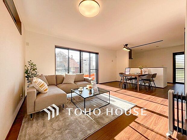 光と風があふれる開放的なリビングダイニングには自然と家族みんなが集まってきます。