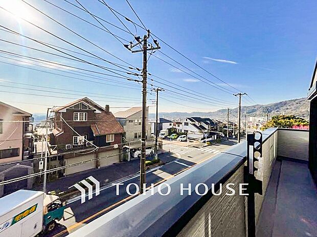 豊かな眺望にふさわしい空間には、通風・採光にも優れ、心地よい光と風があふれています。