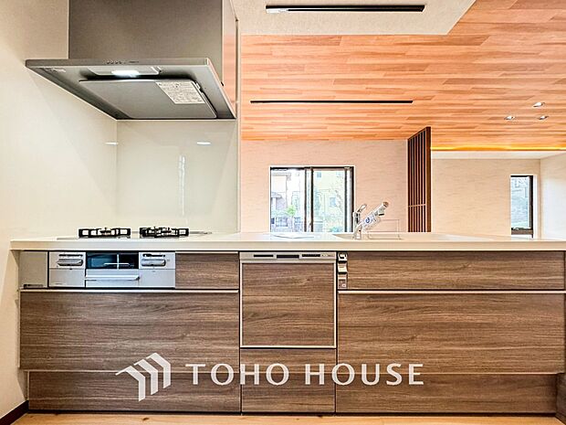 明るい自然光が入る対面キッチン。家族そろってキッチンに立っても調理がしやすい余裕の広さ。