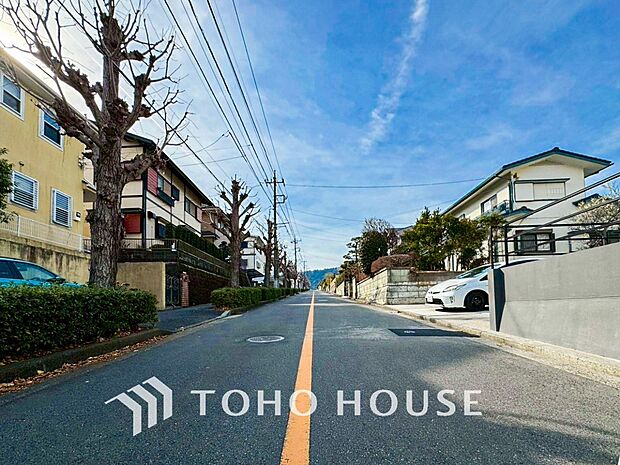 落ち着きのある閑静な住宅街に佇む邸宅。きっとここからご家族のかけがえのない想い出が作られることでしょう。