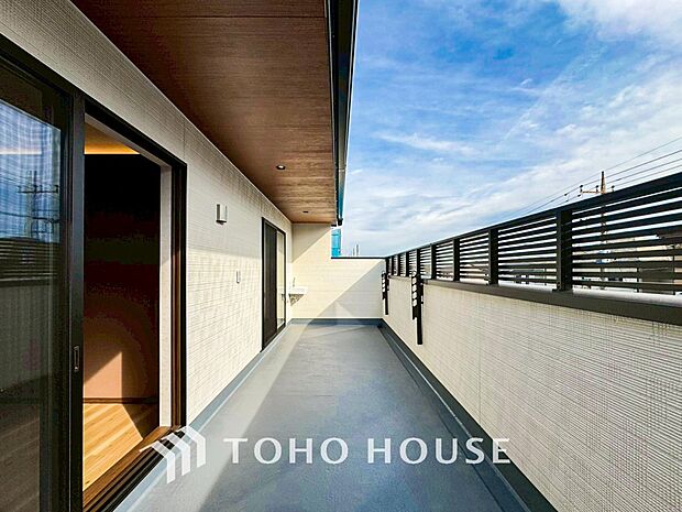 心地よい風を肌で感じることのできるバルコニー。