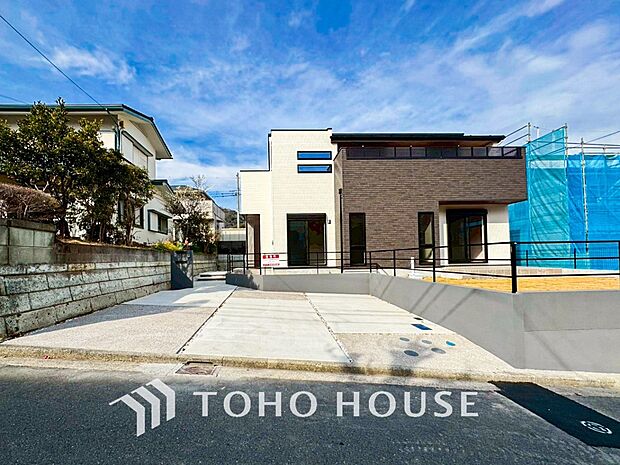 前面に車庫2台駐車できるスペースがある物件です。