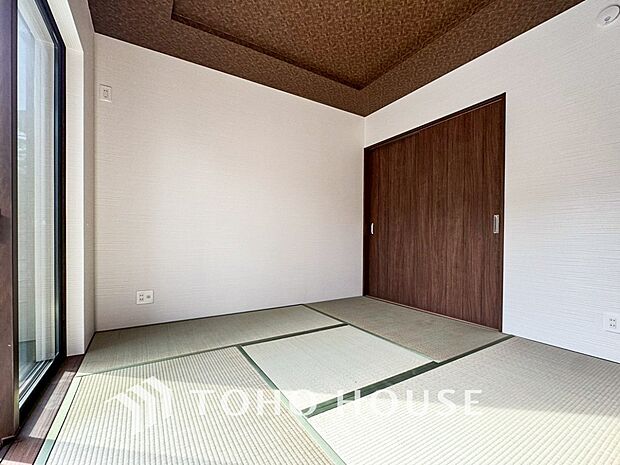 いぐさの香るしっとりと落ち着いた雰囲気の和室です。