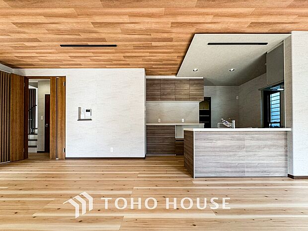 開放感あるリビングダイニング。ご家族とのんびりしたひと時を過ごせますね。