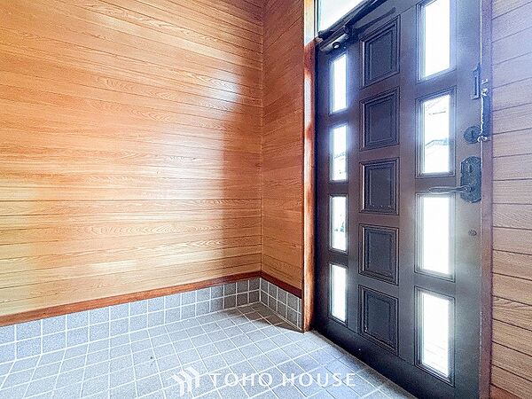 住まいの顔となる玄関は、落ち着きと華やぎの満ちた空間に。