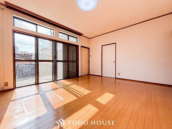 やわらかな陽射しがふりそそぎ、室内に開放感と爽快感をもたらします。