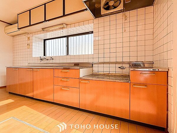 明るい自然光が入るキッチン。家族そろってキッチンに立っても調理がしやすい余裕の広さ。