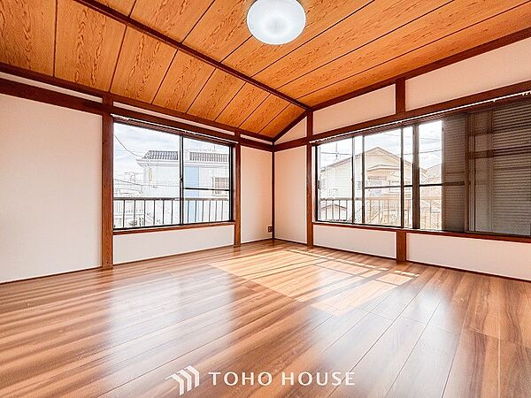 大きな窓からたっぷりと陽光が注がれる明るい空間。家族の成長に対応できる永住仕様の間取り。