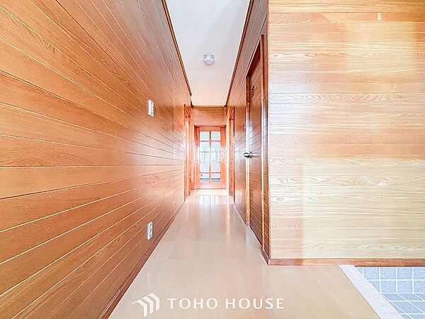 上質感漂う廊下。居住者の帰り、訪れる方を優しく迎える・安らぎに満ちた生活空間を予感させる。