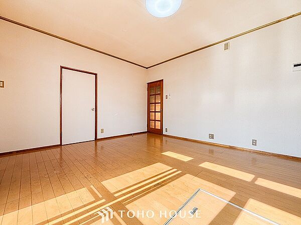 戸建てならではのリビング。落ち着いた色調のリビングは家族団欒の憩いの場所です。