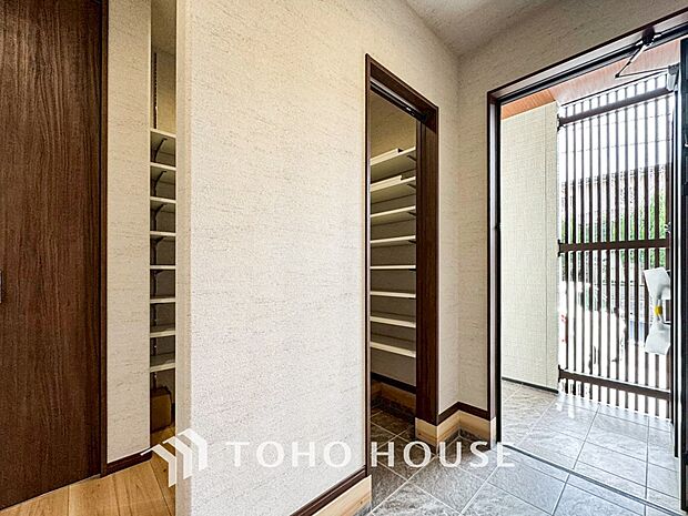 明るくコントラストのある、開放感と清潔感を兼ね備えた玄関。