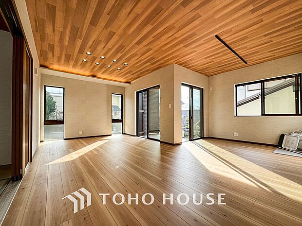 戸建てならではのリビング。落ち着いた色調のリビングは家族団欒の憩いの場所です。