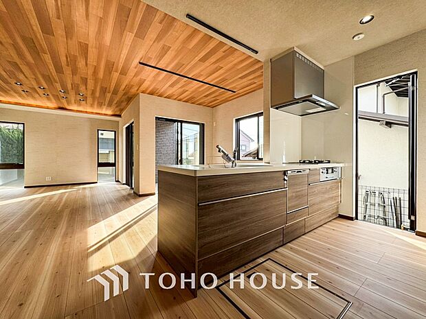 お手入れのしやすいすっきりしたシステムキッチンを採用しました。