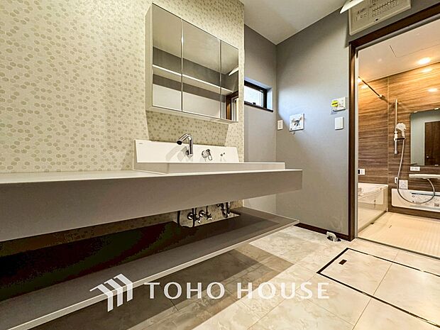 洗面台・洗面所落ち着いた空間を演出するカラーと、ゆったりお使い頂ける広さが魅力のパウダールーム。