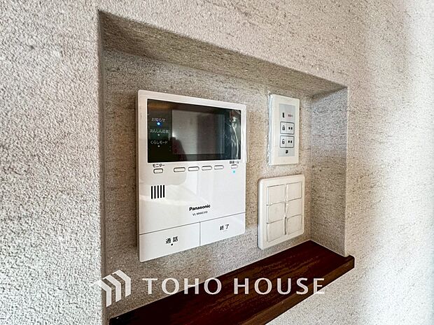 誰が来てもわかる様にモニター付きインターホンを設置。