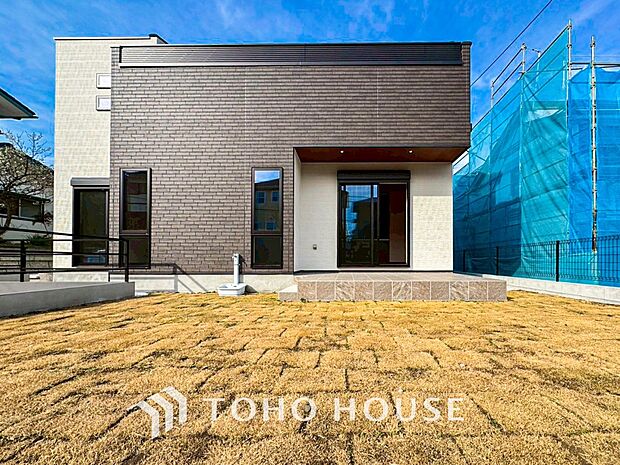 堂々たる趣ながら、主張し過ぎずどこか余裕を感じさせるシャープなフォルムで佇む邸宅。