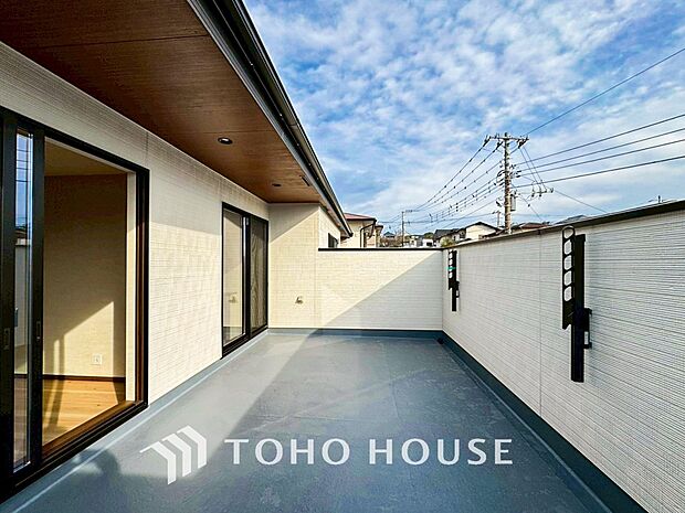 暮らしの中で光と風を演出してくれるバルコニー。