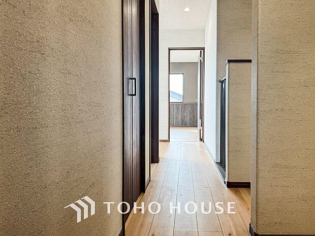 上質感漂う廊下。居住者の帰り、訪れる方を優しく迎える・安らぎに満ちた生活空間を予感させる。