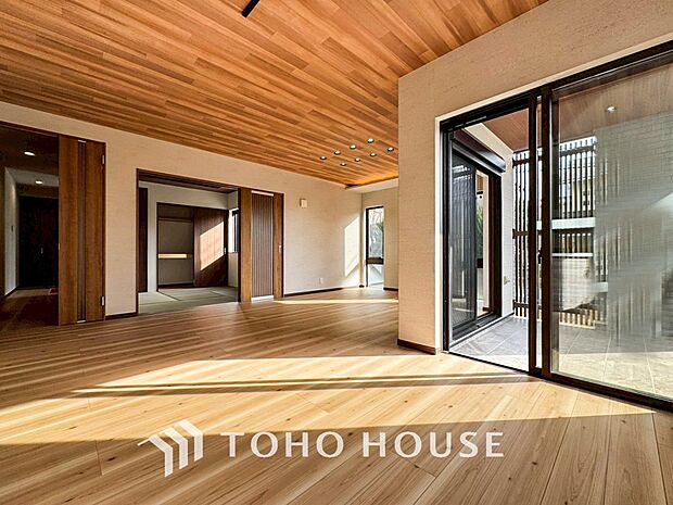 あたたかい日差しがたっぷり降り注ぐLDKは自然と家族の顔があかるい笑顔に。