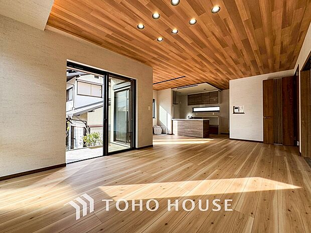 明るく開放的な空間が広がるLDK。室内には豊かな陽光が注ぎ込み、爽やかな住空間を演出。