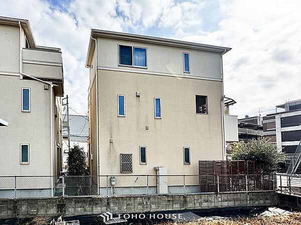 閑静な住宅街の陽当りに恵まれた土地で寛ぎに満ちた生活を。