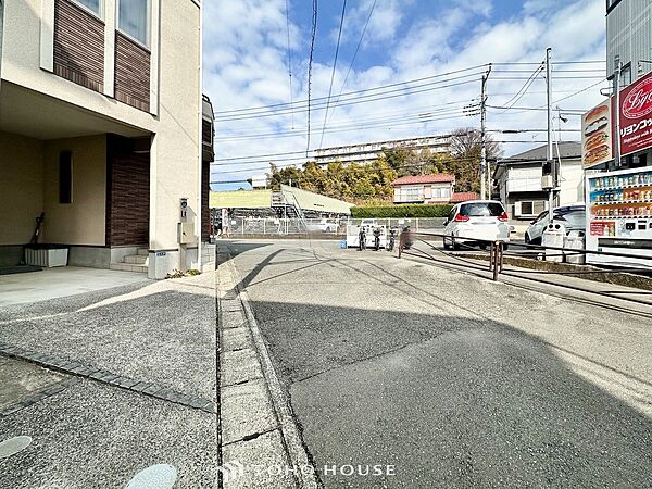 前面道路含む現地写真『快適』は「家」と「街」と「環境」が調和した時に訪れるだと改めて感じさせてくれます。
