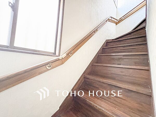 パブリックゾーンとプライベートゾーン繋ぐ階段。豊かな陽光が注ぎ込み、爽やかな住空間を演出。