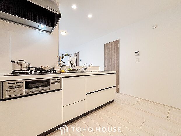 お手入れのしやすいすっきりしたシステムキッチンを採用しました。