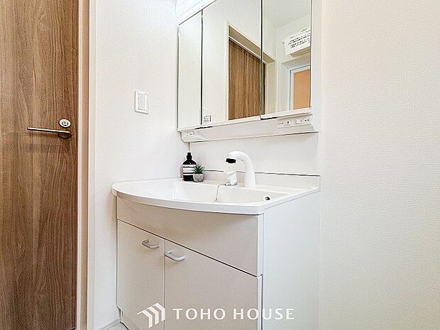 洗面台・洗面所三面鏡裏収納には化粧品や洗面用品類をすっきり整理できます。