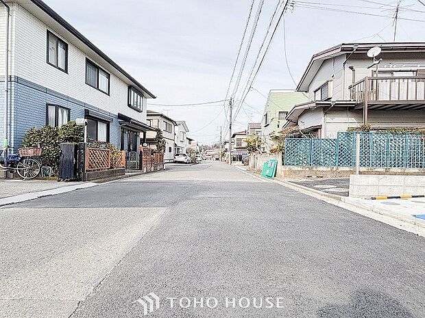 前面道路含む現地写真『快適』は「家」と「街」と「環境」が調和した時に訪れるだと改めて感じさせてくれます。